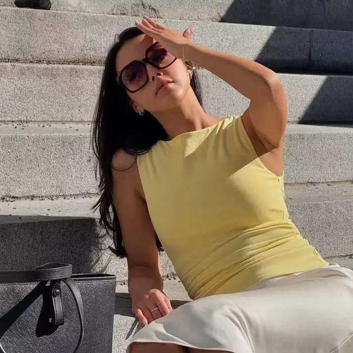 MUJER žltý nariasený asymetrický tielko pre ženy 2025 leto top bez rukávov dámsky ležérny plážový top