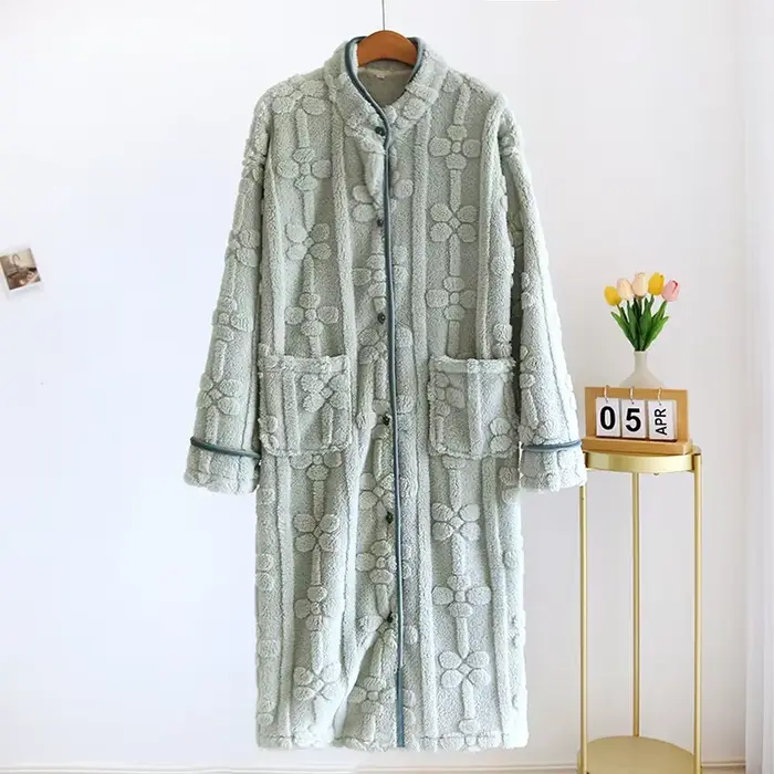 Chemise de nuit en flanelle pour femmes avec col roulé et motifs fleurs pour les nuits froides d'hiver occassions spéciales à offrir