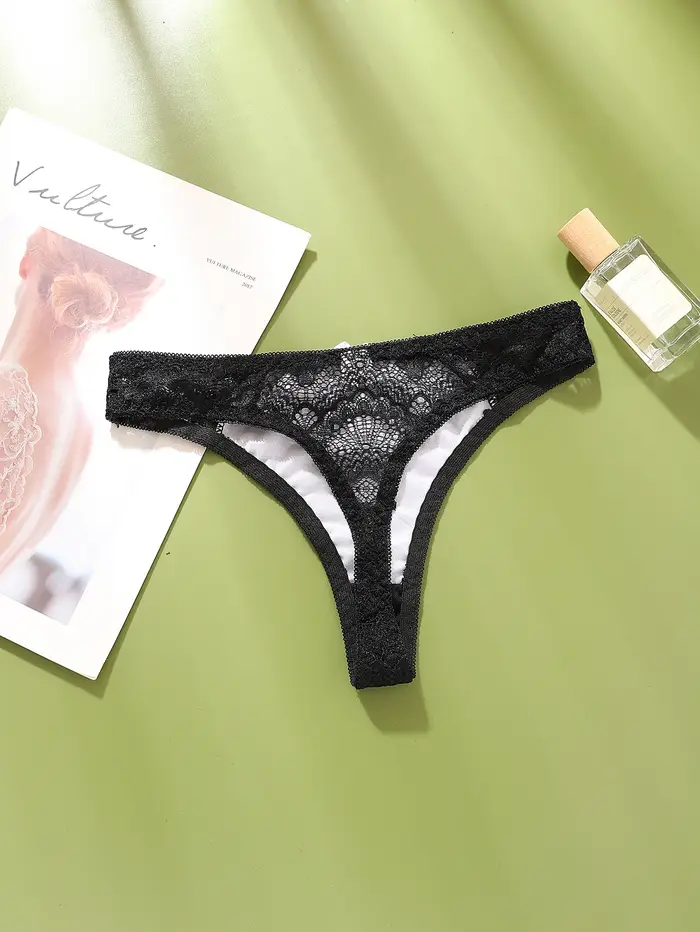 Culotte String Féminine Élégante en Élasthanne et Polyamide avec Dentelle et Motif Patchwork Occasions Spéciales ```