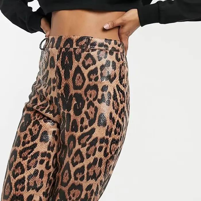 Dámske legíny z PU koženky s leopardím vzorom