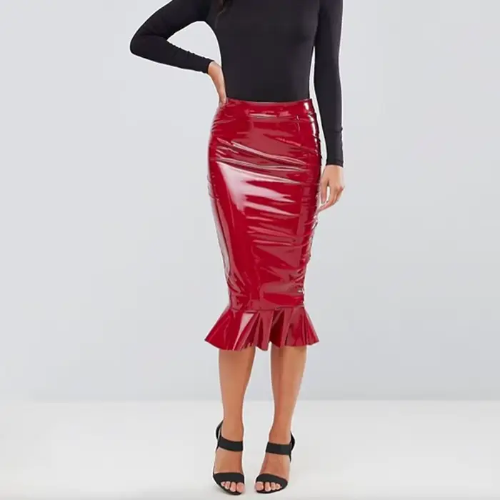 Stredne dlhá sukňa s volánmi z imitácie latexu pre ženy