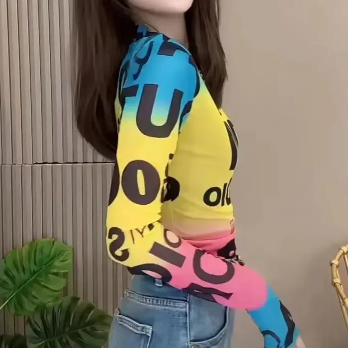 T-shirt slim aux couleurs contrastées pour femmes, style décontracté, mode koreenne, lettre imprimée, pompon décoratif, ajustement parfait, été 2024