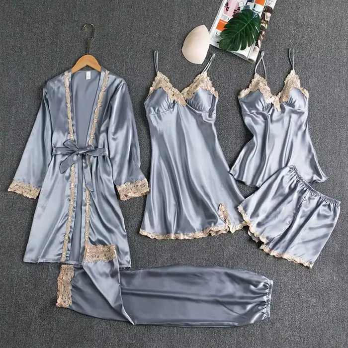 Nouvel Ensemble de Pyjama de Luxe en Satin 5 Pièces pour Femme 2025 – Vêtements de Nuit Soyeux avec Robe, Nuisette, Caraco, Short et Pantalon à Bordure Dentelle – Tenue d'Intérieur Élégante et Tendanc