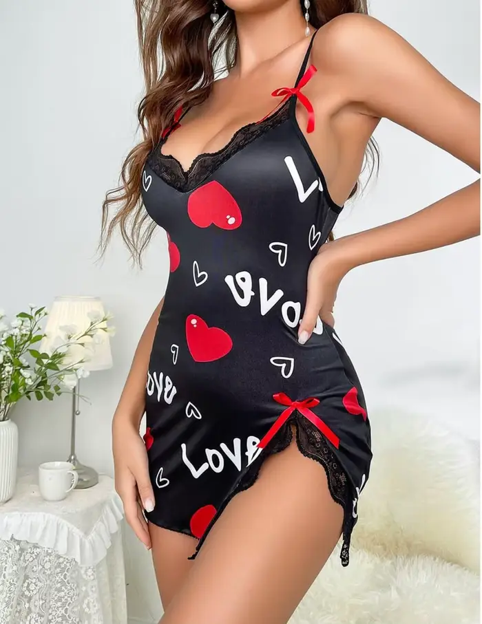 Čierna sexy nočná košeľa pre ženy s červeným srdcovým vzorom a mini krátkym čipkovým povrchom pre romantické príležitosti a narodeninové darčeky