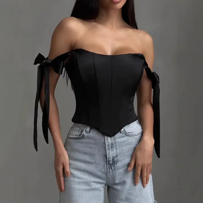 Biely bandážový top, elegantný čierny korzet pre ženy