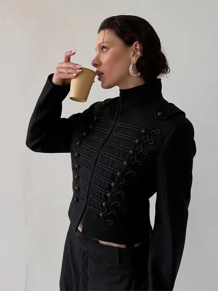 Nová krátka bunda pre ženy jar 2026 čierna so stojačikom dlhými rukávmi pletenými gombíkmi slim strihom mestský trend