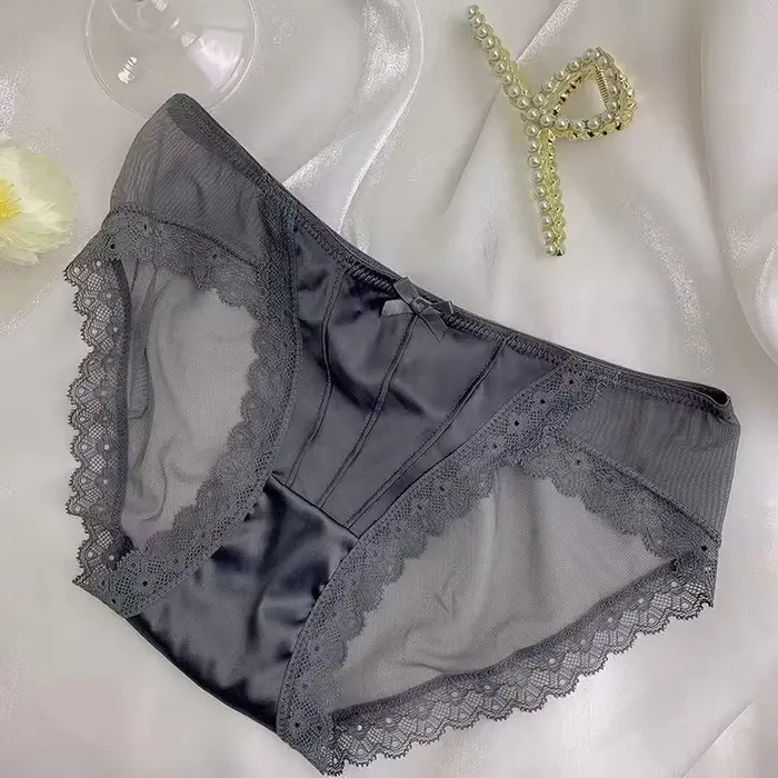 Elegantné dámske vintage saténové nohavičky s čipkou pre špeciálne príležitosti