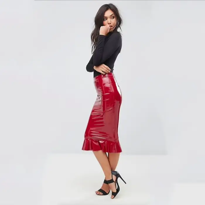 Stredne dlhá sukňa s volánmi z imitácie latexu pre ženy