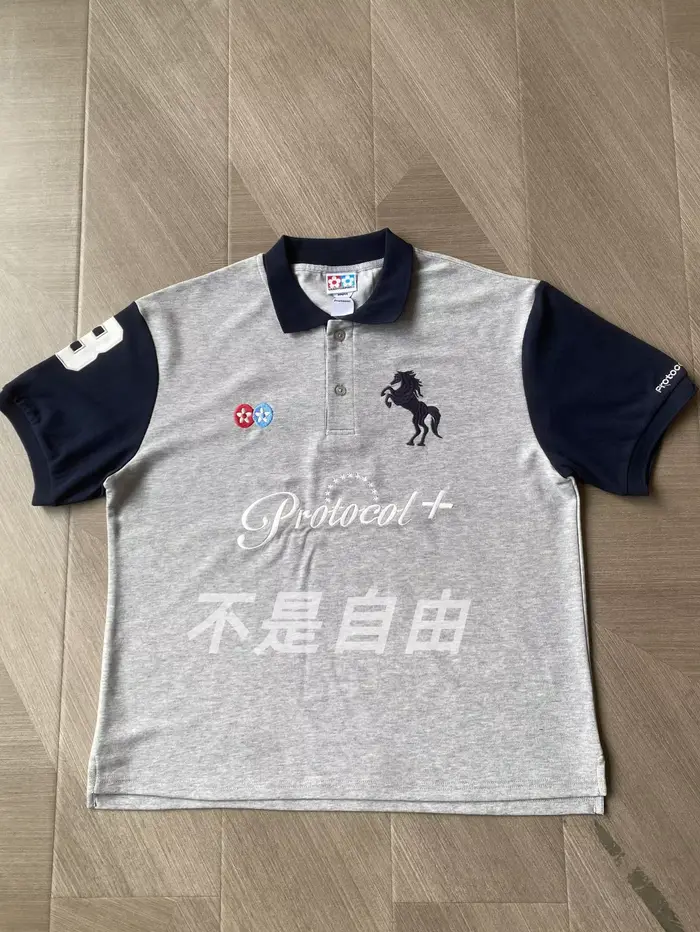 Polo s potlačou konskej hlavy
