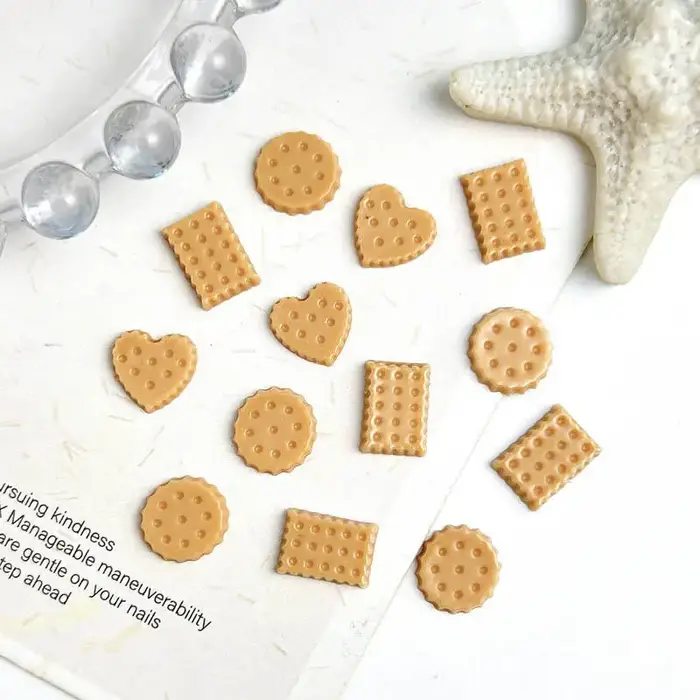 Biscuits ronds en forme de cœur lumineux, 50 pièces, décorations pour Nail Art, trou en résine 3D, B