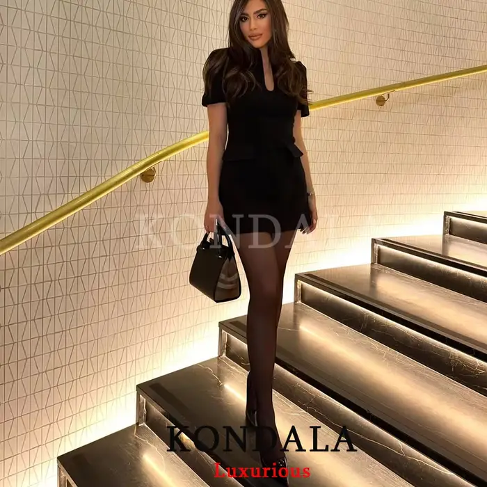 KONDALA Robe Courte Chic et Élégante pour Femme, Noire, Col Rond, Fermeture Éclair, Manches Courtes