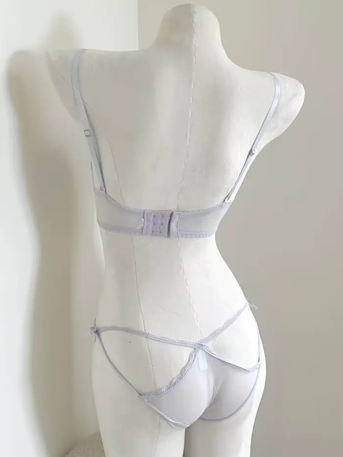 Fialová sexy spodná bielizeň s push-up podprsenkou s popruhmi pre malé prsia, háčkované šálky s prekríženými rámami, ideálne pre dámske večierky