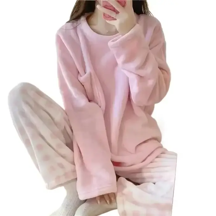 Mäkké a teplé dámske fleece pyžamo set, obyčajný top a kockované nohavice, vnútorné oblečenie na zimu, pohodlie a eleganciu pre chladné noci