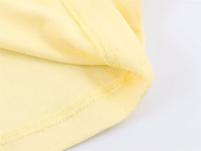 Haut asymétrique plissé décoratif jaune à col montant et manches courtes pour femme, nouvelle collec