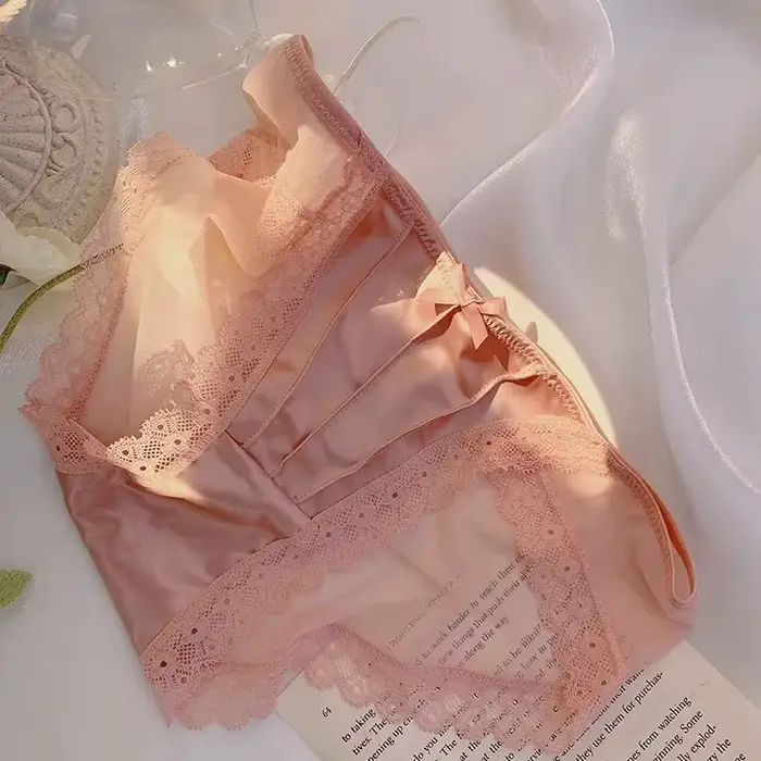Elegantné dámske vintage saténové nohavičky s čipkou pre špeciálne príležitosti