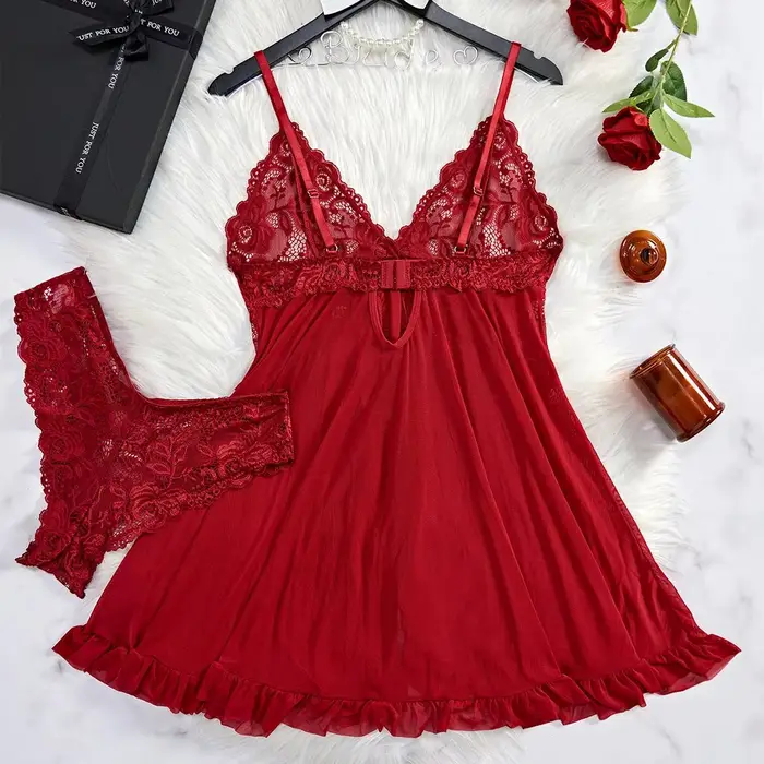 Chemise de nuit en polyester et élasthanne avec finition en V pour femmes, élégante et confortable pour les nuits d'été ``` 此HTML页面试图保持对产品的正面描述，并强调其舒适性、风格和适合夏季使用的特性，同时遵循所有给定的限制条件。
