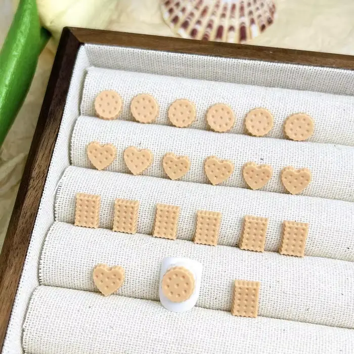 Biscuits ronds en forme de cœur lumineux, 50 pièces, décorations pour Nail Art, trou en résine 3D, B