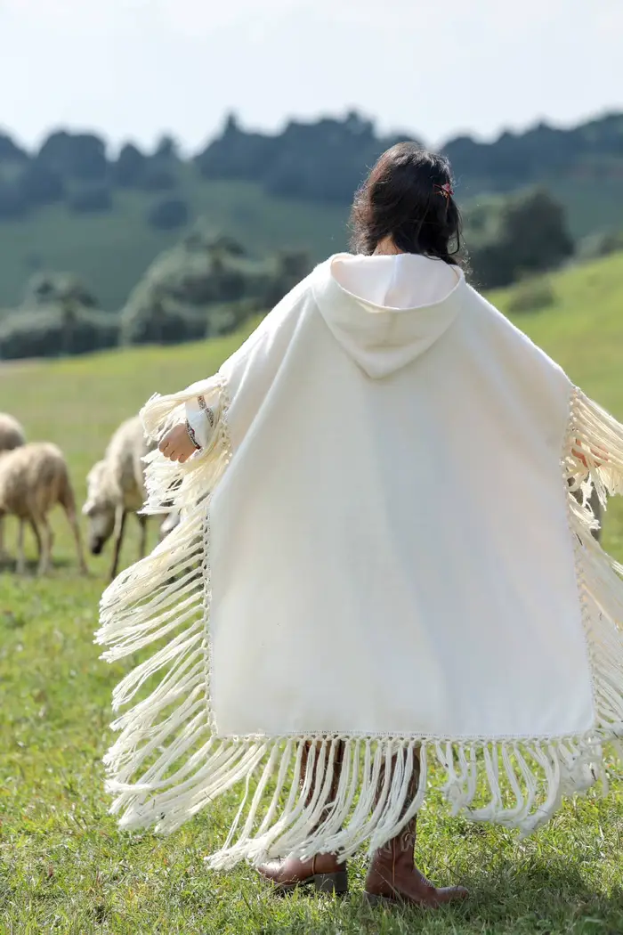 Ručne vyrobené boho peleríny so strapcami pre ženy