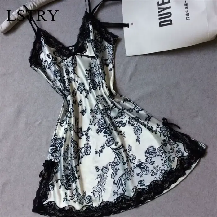 Robe de nuit en soie élégante et sexy avec détails en dentelle pour femmes, idéale pour les occasions spéciales et le confort nocturne