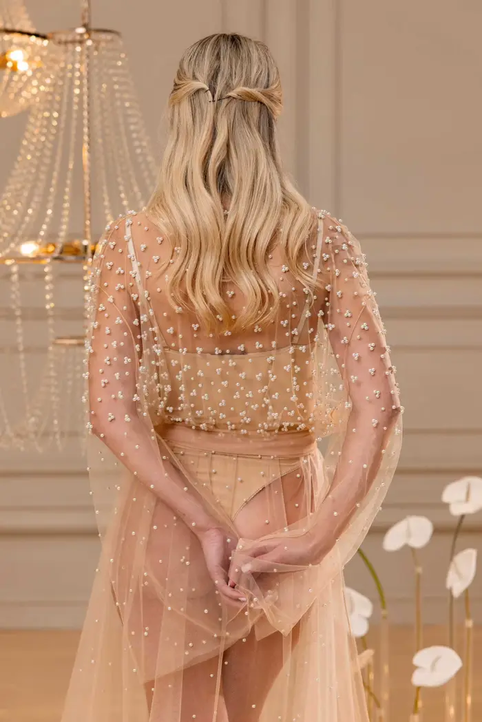 Elegantná hodvábna dámska nočná košeľa s perlovými detailmi pre nezabudnuteľné noci spánku a materské a svadobné fotografie pri špeciálnych príležitostiach