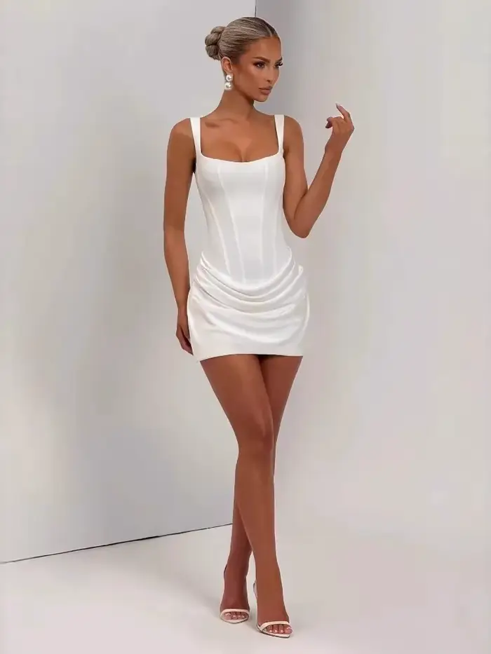 Sexy biele obtiahnuté šaty s korzetom