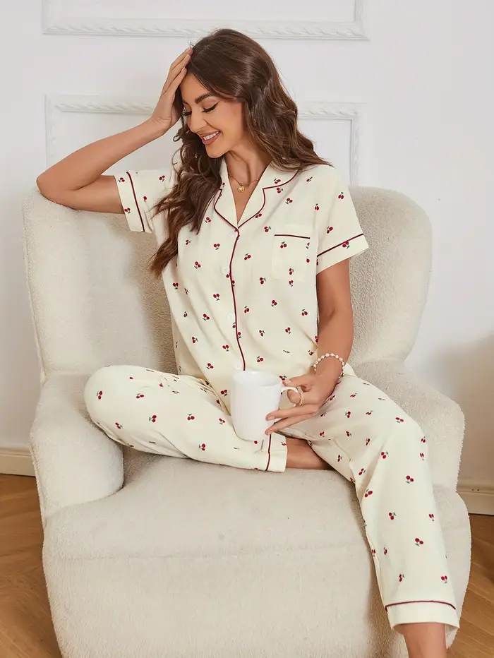 Ensemble pyjama texturé imprimé cerise, décontracté, manches courtes, boutons, haut à revers et pantalon élastique, vêtements de nuit pour femmes