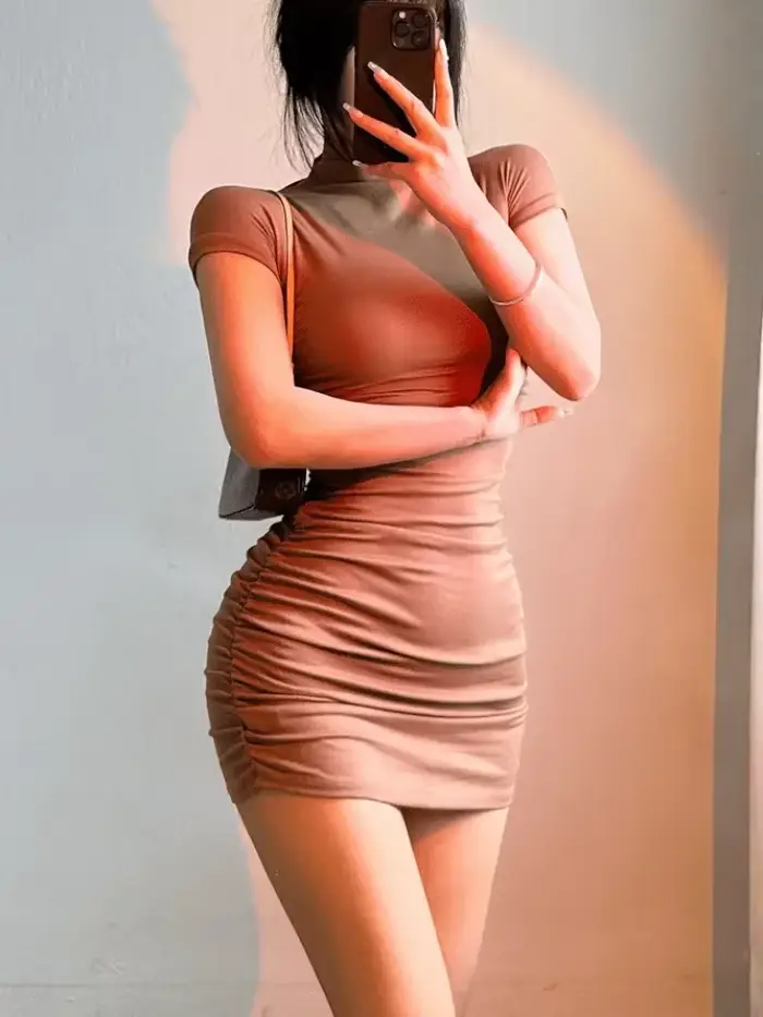 Sexy obtiahnuté minišaty s polovysokým golierom a plisovaným pásom pre odvážne dievčatá