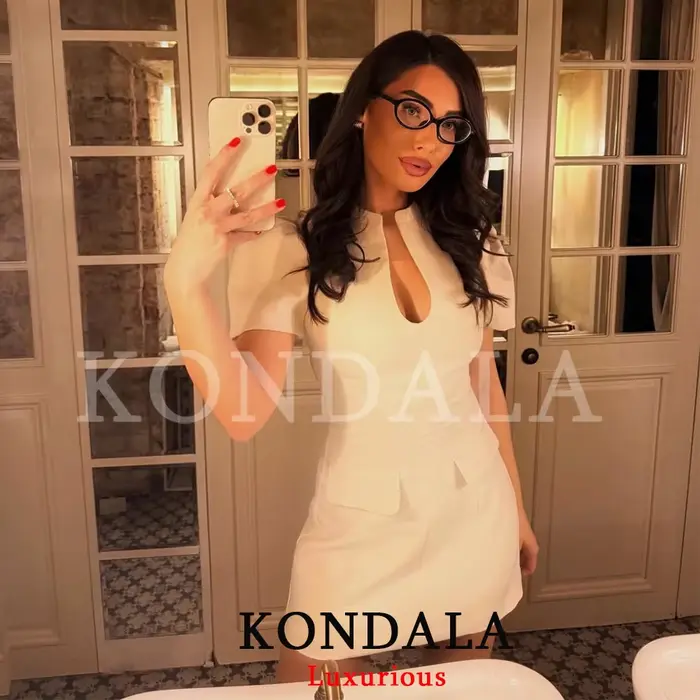 KONDALA Robe Courte Chic et Élégante pour Femme, Noire, Col Rond, Fermeture Éclair, Manches Courtes
