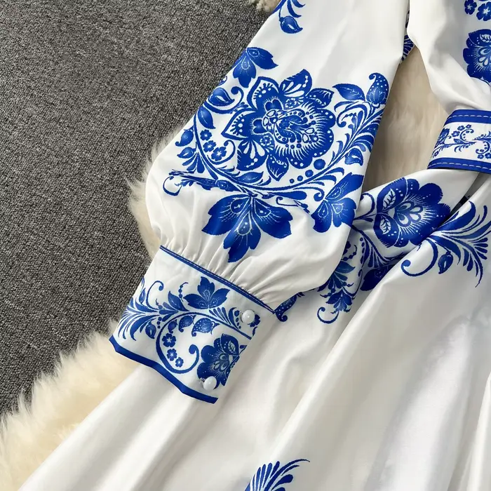 Červenobiele porcelánové šaty pre ženy