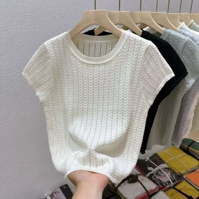 Elegantný pletený tričko s točenými bodmi
