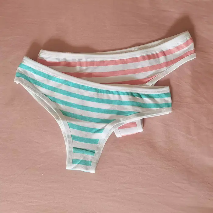 Sexy a roztomilé dievčenské ženské modro-ružové pruhované tangáčiky t-back