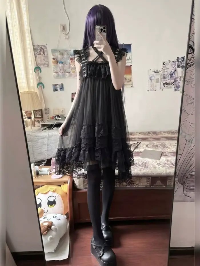 Čierne gotické lolita vintage mini šaty s čipkou a volánmi