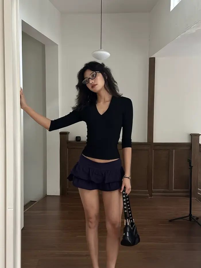 Yedinas čierne tričko s výstrihom do V Streetwear pre ženy