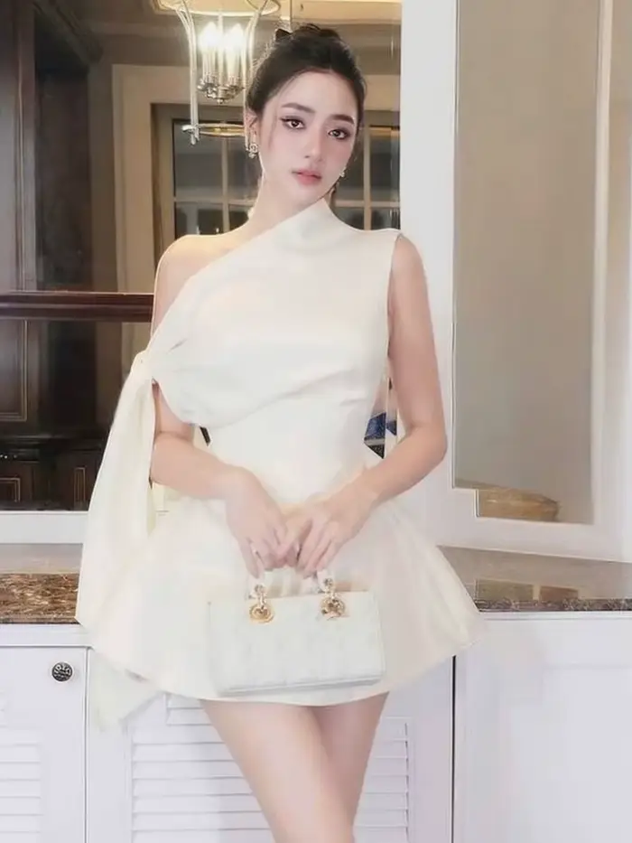 Sexy šnurované mini šaty s asymetrickým odhaleným ramenom