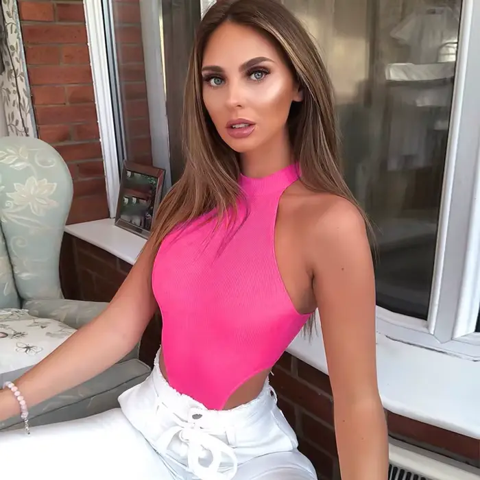 Sexy body s vysokým golierom a vysokým rozparkom