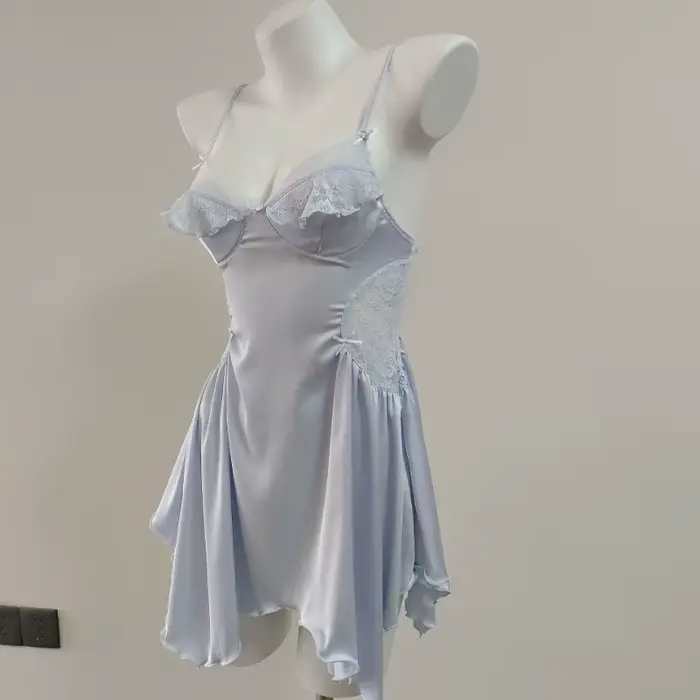 Light Bue chemises de nuit 2025 nouveau pyjama Sexy chemises de nuit pour femmes mince dentelle creuse glace soie plis mince mince bretelles chemise de nuit