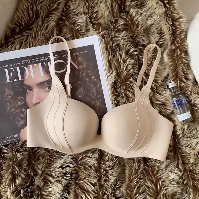 Bezšvová podprsenka proti gravitácii pre malé prsia