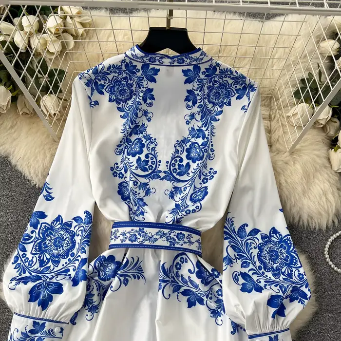 Červenobiele porcelánové šaty pre ženy