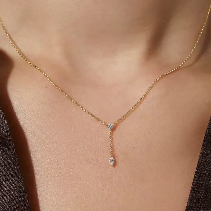Pomoc – elegantný strieborný náhrdelník v tvare Y pre ženy