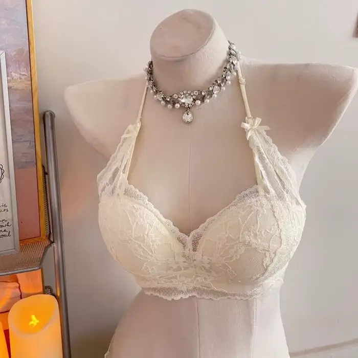 Lingerie odhaľujúca krk a ramená s čipkovaným nariaseným vrchom