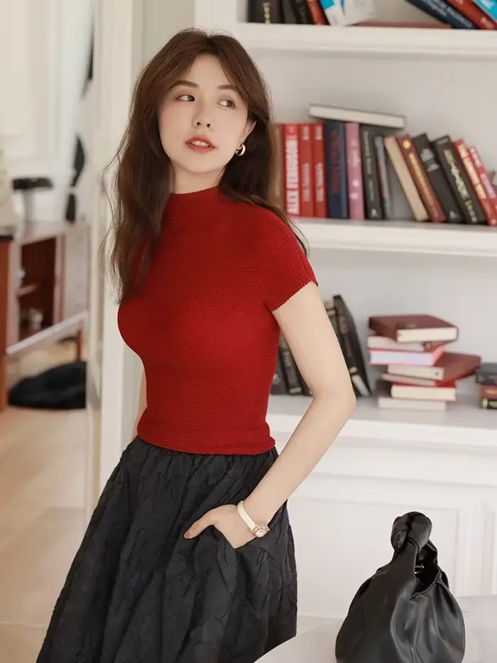 T-shirt plissé à manches courtes pour femmes, col haut, fouet de luxe léger, rouge, mince, été, haut