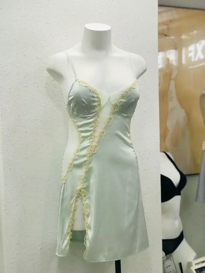 Jemná čipkovaná nočná košeľa s vankúšikmi na prsia