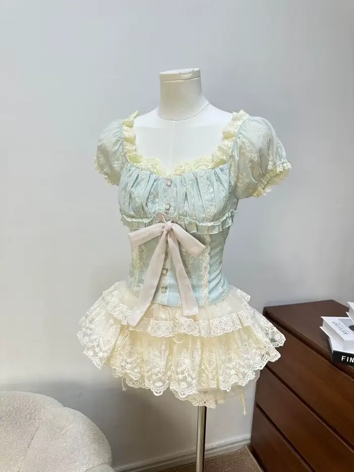 Set 2 kusy v čipky francúzskej kokety pre ženy: Crop top a mini sukne s volánikmi s vysokým pásom, slim fit, elegantné pre večer a dátum