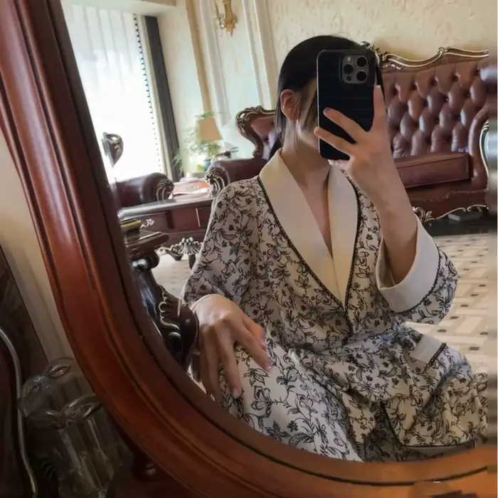 Pyjama féminin en velours d'Islande léopard style moderne élégant pour jeune femme nuits d'hiver occasions spéciales