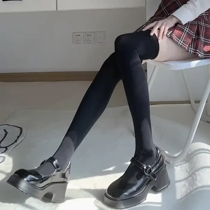 Chaussettes longues en velours noires et blanches pour mode Lolita Kawaii et JK Style écolières occasions spéciales confort hautes mignonnes