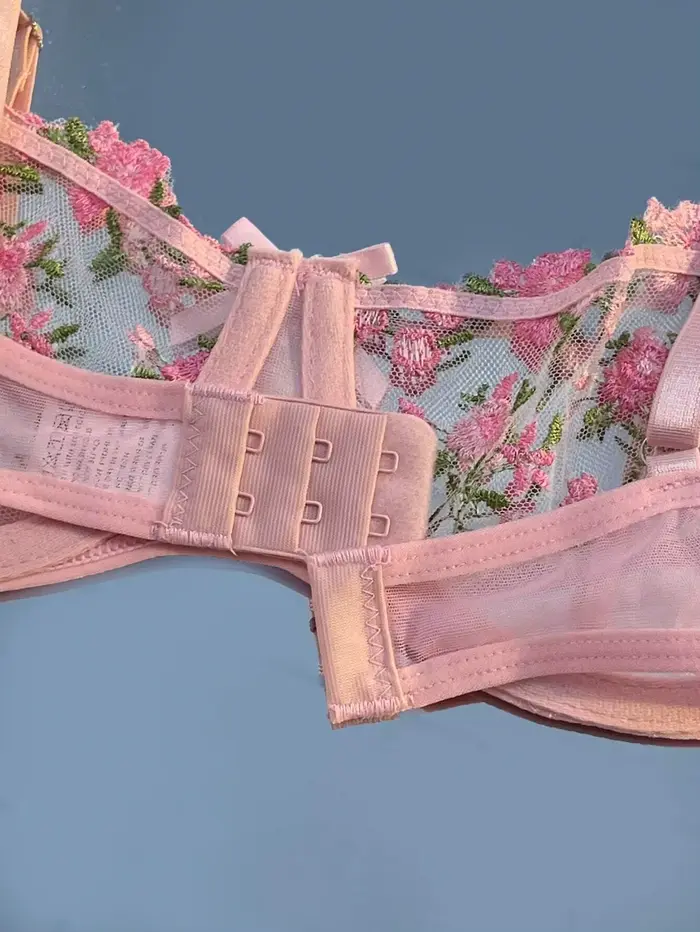 Sexy dámska bielizeň s kvetinovou výšivkou pre romantické a špeciálne príležitosti