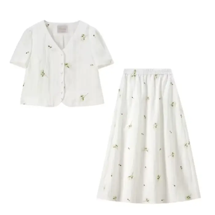 Ensemble deux pièces brodé floral SENTUBILA pour femme, haut court à col en V avec boutons nacrés et