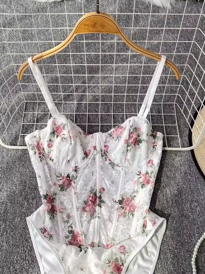 Foamlina Európska mäkká biela kvetinová bandeau Lico body Top ženy letné ryby okraj pása s lukom namontované čipka Romper