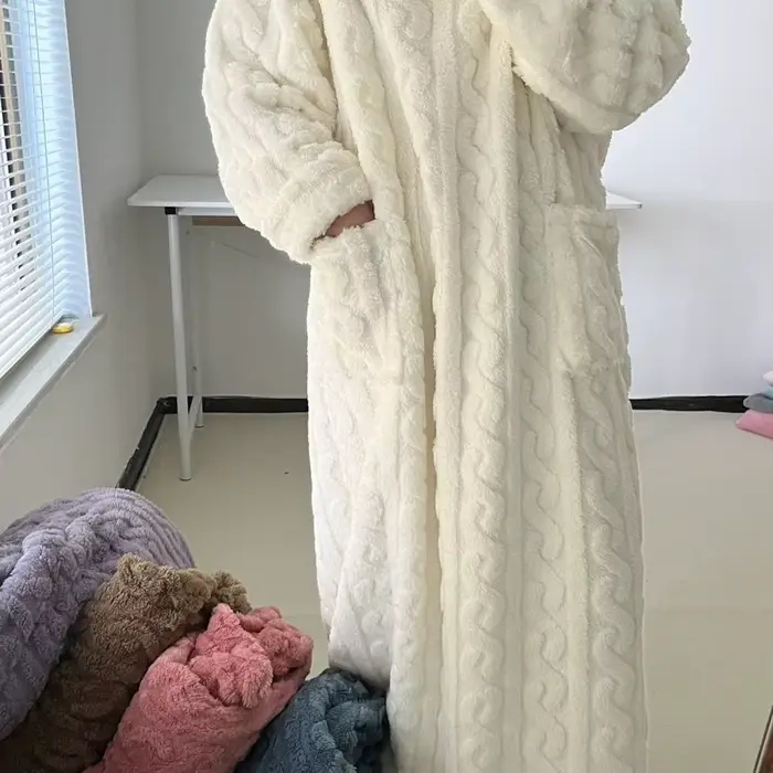 Koralová zamatová nočná košeľa pre ženy zimná mäkká elegancia vybavená komfortom, ktorá ponúka špeciálne príležitosti