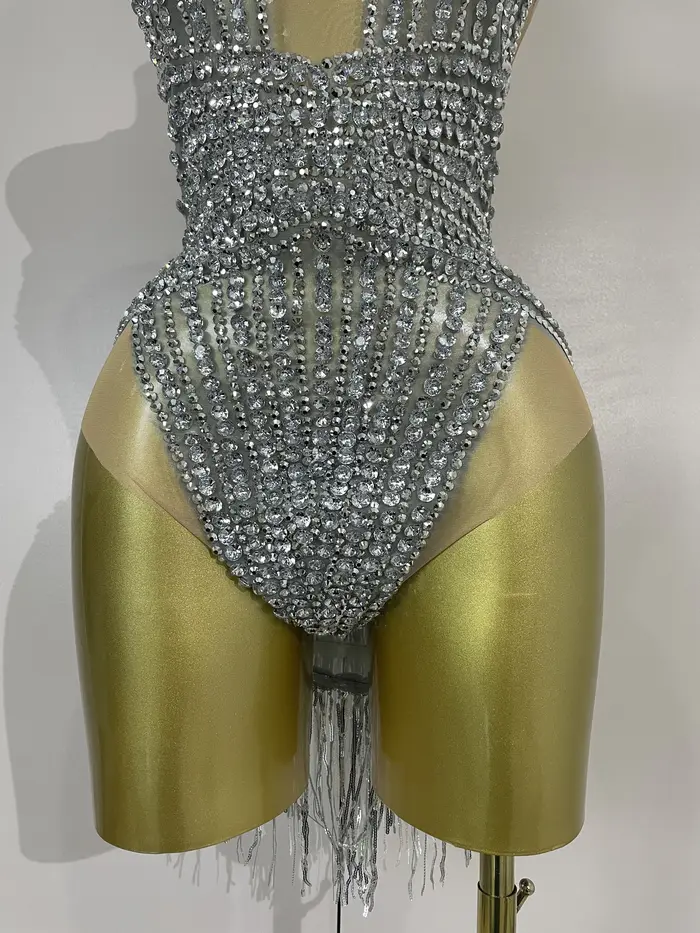 Body en résille transparente de luxe, orné de paillettes argentées et de diamants, avec franges, pou